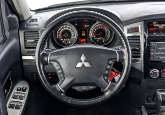 Подержанный автомобиль Mitsubishi Pajero 2015 года (22 фото)