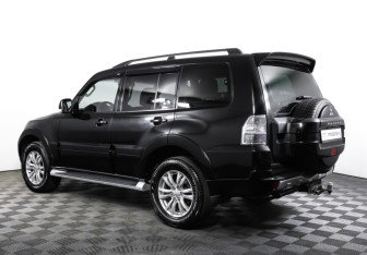 Подержанный автомобиль Mitsubishi Pajero 2014 года (7 фото)