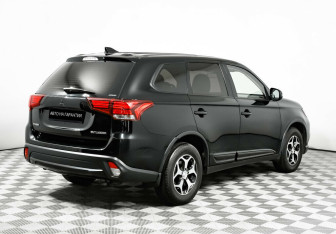 Подержанный автомобиль Mitsubishi Outlander 2017 года (3 фото)