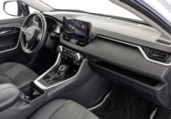 Подержанный автомобиль Toyota RAV4 2024 года (13 фото)
