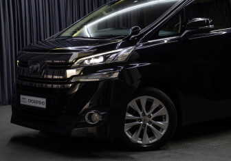 Подержанный автомобиль Toyota Vellfire 2016 года (23 фото)