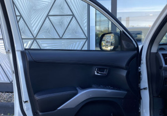 Подержанный автомобиль Citroen C-Crosser 2010 года (17 фото)