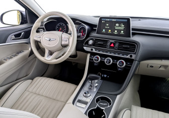 Подержанный автомобиль Genesis G70 2020 года (30 фото)