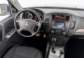 Подержанный автомобиль Mitsubishi Pajero 2014 года (30 фото)