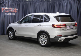 Подержанный автомобиль BMW X5 2021 года (7 фото)