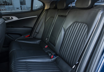 Подержанный автомобиль Genesis G70 2018 года (14 фото)