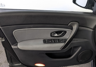 Подержанный автомобиль Renault Latitude 2013 года (19 фото)