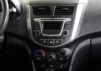 Подержанный автомобиль Hyundai Solaris Sedan 2015 года (12 фото)