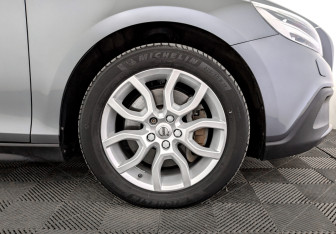 Подержанный автомобиль Volvo V40 Hatchback 2019 года (18 фото)