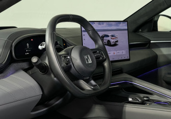 Подержанный автомобиль Zeekr 001 2024 года (13 фото)