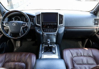 Подержанный автомобиль Toyota Land Cruiser Suv 2019 года (14 фото)