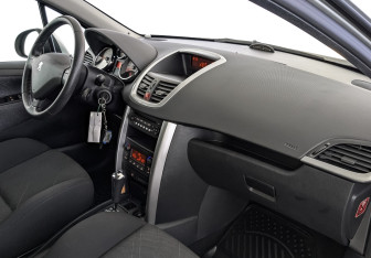 Подержанный автомобиль Peugeot 207 Hatchback 2008 года (13 фото)