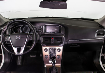 Подержанный автомобиль Volvo V40 Cross Country 2018 года (12 фото)