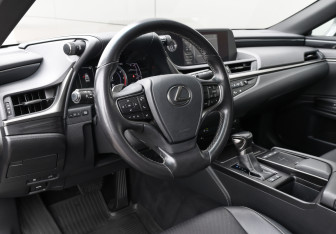 Подержанный автомобиль Lexus ES 2018 года (17 фото)