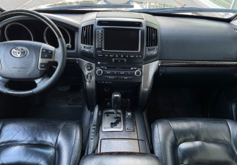 Подержанный автомобиль Toyota Land Cruiser Suv 2012 года (12 фото)