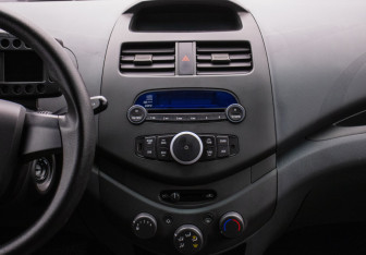 Подержанный автомобиль Chevrolet Spark 2013 года (14 фото)