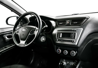 Подержанный автомобиль Kia Rio Hatchback 2016 года (7 фото)