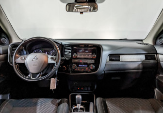 Подержанный автомобиль Mitsubishi Outlander 2018 года (14 фото)