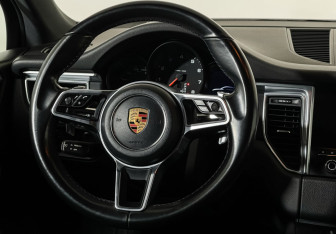 Подержанный автомобиль Porsche Macan 2018 года (14 фото)