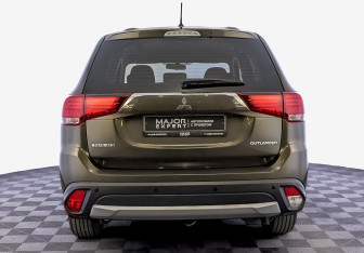 Подержанный автомобиль Mitsubishi Outlander 2015 года (6 фото)