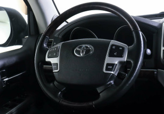 Подержанный автомобиль Toyota Land Cruiser Suv 2014 года (12 фото)