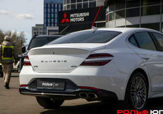 Подержанный автомобиль Genesis G70 2021 года (18 фото)