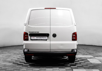 Подержанный автомобиль Volkswagen Transporter Van 2018 года (6 фото)