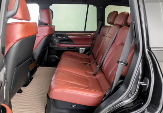 Подержанный автомобиль Lexus LX 2018 года (12 фото)