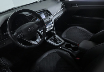 Подержанный автомобиль Hyundai Elantra Sedan 2020 года (7 фото)