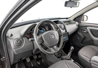 Подержанный автомобиль Renault Duster 2017 года (16 фото)