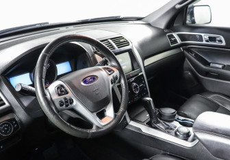 Подержанный автомобиль Ford Explorer 2015 года (7 фото)