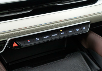 Подержанный автомобиль Geely Monjaro 2023 года (15 фото)