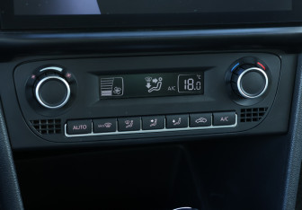 Подержанный автомобиль Volkswagen Polo Sedan 2015 года (15 фото)