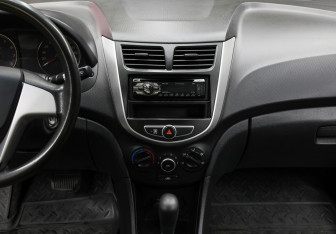 Подержанный автомобиль Hyundai Solaris Sedan 2012 года (13 фото)