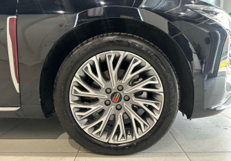 Подержанный автомобиль Hongqi H5 2024 года (21 фото)