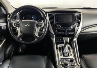 Подержанный автомобиль Mitsubishi Pajero Sport 2018 года (12 фото)