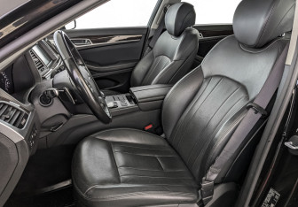 Подержанный автомобиль Genesis G70 2018 года (20 фото)