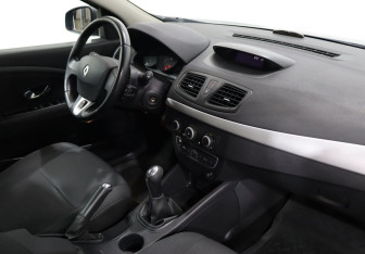 Подержанный автомобиль Renault Fluence 2012 года (10 фото)