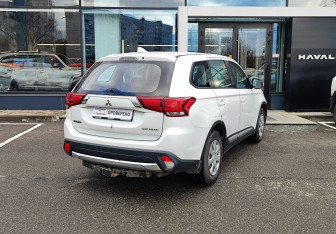 Подержанный автомобиль Mitsubishi Outlander 2017 года (6 фото)