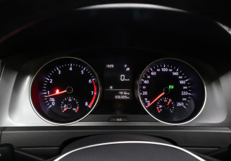 Подержанный автомобиль Volkswagen Golf Hatchback 2013 года (17 фото)