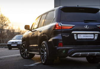 Подержанный автомобиль Lexus LX 2016 года (11 фото)