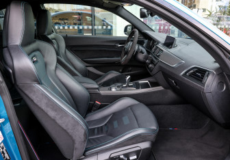 Подержанный автомобиль BMW M2 2021 года (11 фото)