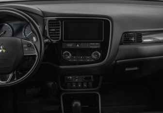 Подержанный автомобиль Mitsubishi Outlander 2018 года (14 фото)
