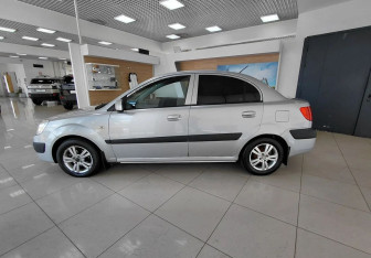 Подержанный автомобиль Kia Rio Sedan 2006 года (8 фото)