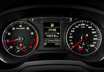 Подержанный автомобиль Audi Q3 2015 года (13 фото)