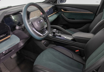 Подержанный автомобиль Geely Monjaro 2024 года (10 фото)