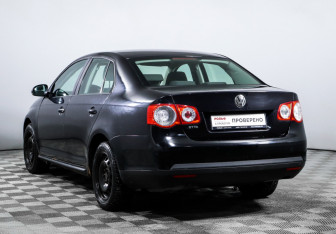Подержанный автомобиль Volkswagen Jetta Sedan 2007 года (7 фото)
