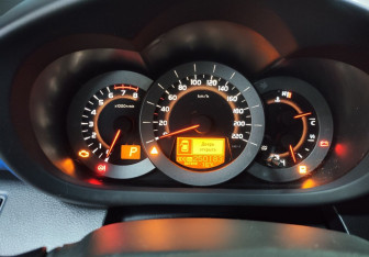 Подержанный автомобиль Toyota RAV4 2011 года (14 фото)