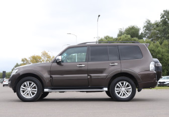 Подержанный автомобиль Mitsubishi Pajero 2017 года (8 фото)