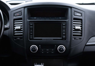 Подержанный автомобиль Mitsubishi Pajero 2011 года (14 фото)